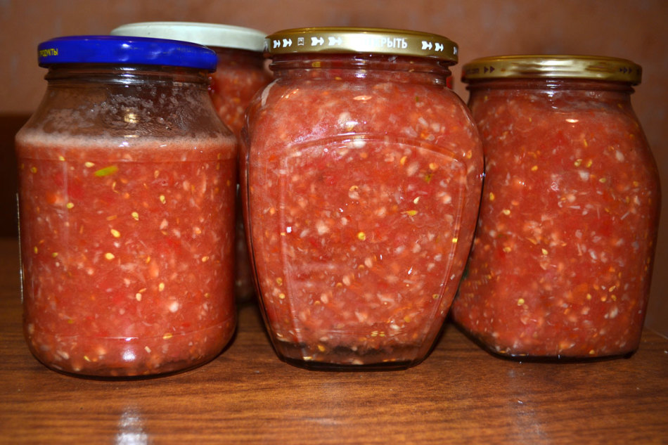 Как готовить горлодёр из помидор с чесноком и хреном