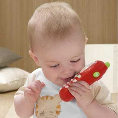 игрушечный телефон у годовалого ребенка