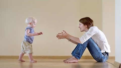 Ребенк в 1 год и 2 месяца - первые шаги