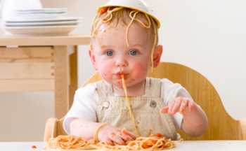 ребенок в 1 год и 1 месяц ест сам