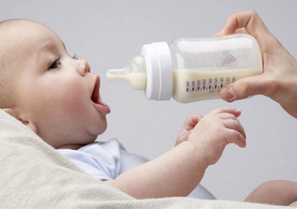 Как кормить ребенка из бутылочки