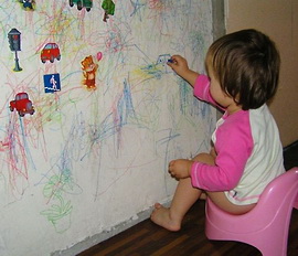 маленькие дети рисуют на стенах дома