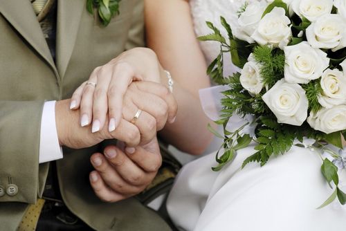 Сплетенные руки жениха и невесты
