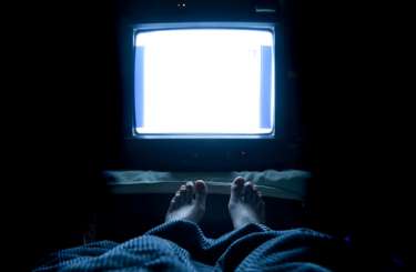 Смотреть телевизор в темном помещении категорически запрещено 