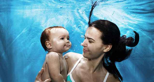 Грудничок с мамой в бассейне