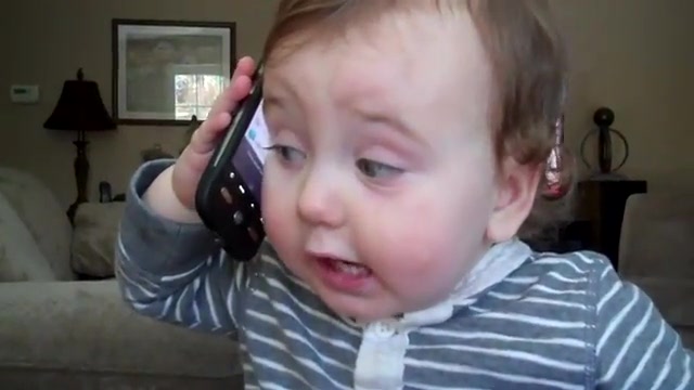 1 год и 10 месяцев - ребенк разговаривает по телефону