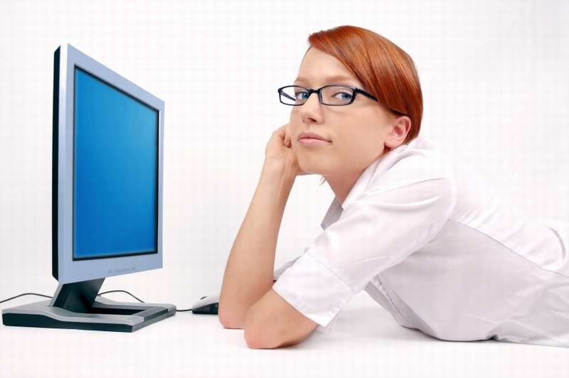 Женщина в очках для компьютера