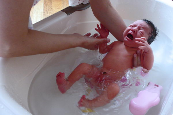 Ребенок плачет во время купания
