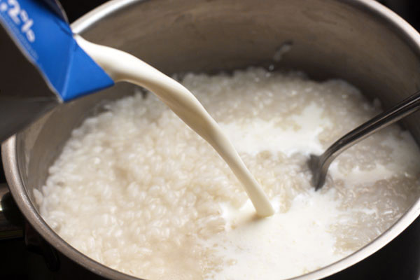 Как варить рисовую кашу на молоке в кастрюле