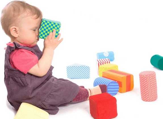 Ребенок в 1 год играет с кубиками