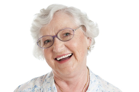 Пожилая женщина в очках 