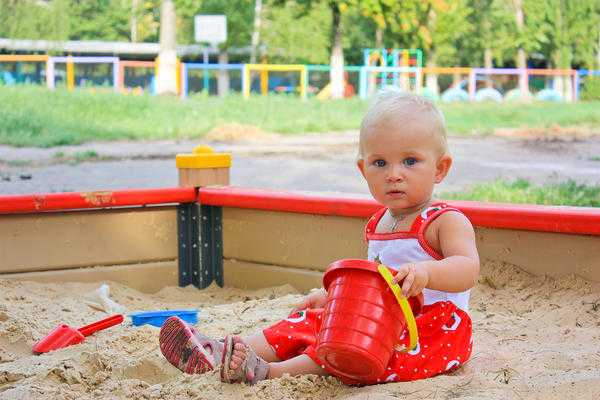 Развитие ребенка в 1 год и 8 месяцев - песочница