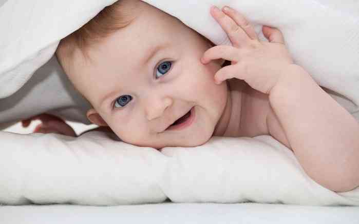 9 месячный ребенок прячется под одеялом