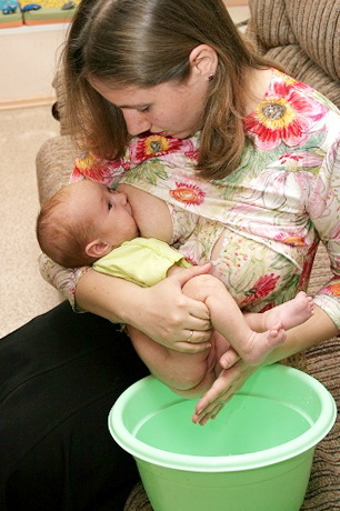 высаживание ребёнка во время кормления грудью