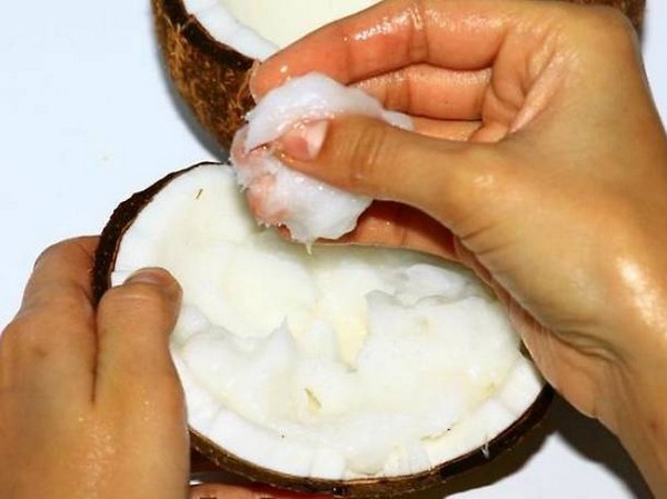 Часть кокоса в руках у человека