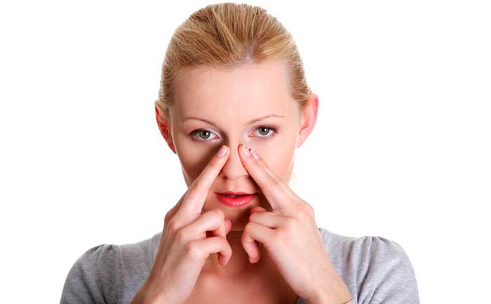 Болит голова в области носа и глаз: что делать?
