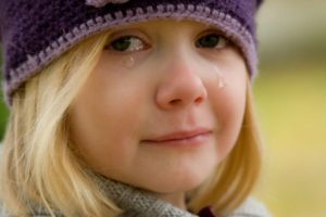 Почему у ребенка слезятся глаза: причины, диагностика и методы лечения