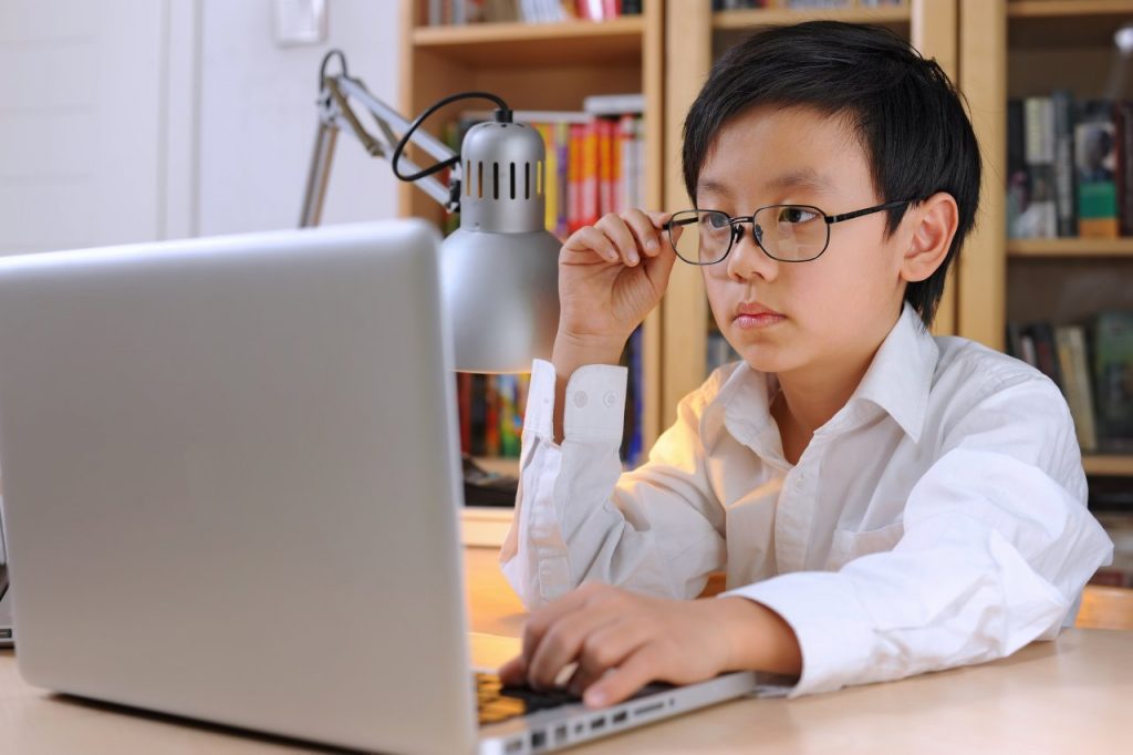 Дети проводят много времени за компьютером