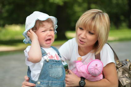 Дети в 1 год и 9 месяцев добиваются своего плачем