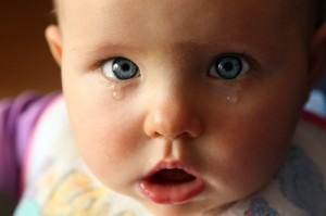 на 2 месяце жизни ребенка появляются первые слезы