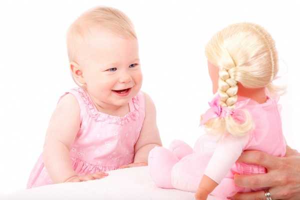 развитие ребенка в 8 месяцев - игра в куклы