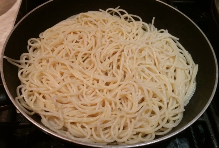 Простые рецепты макарон в сковородке без предварительной варки