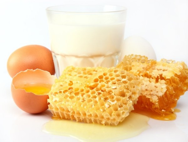 Маска из яиц с мёдом и кефиром