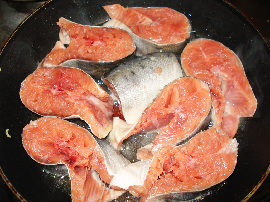Красная рыба кусочками в духовке