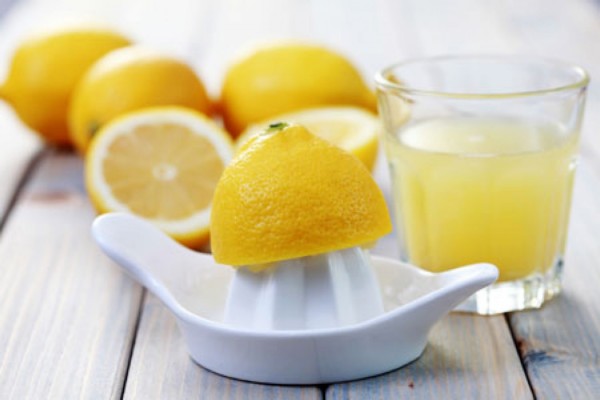 Как смыть репейное масло с помощью лимона
