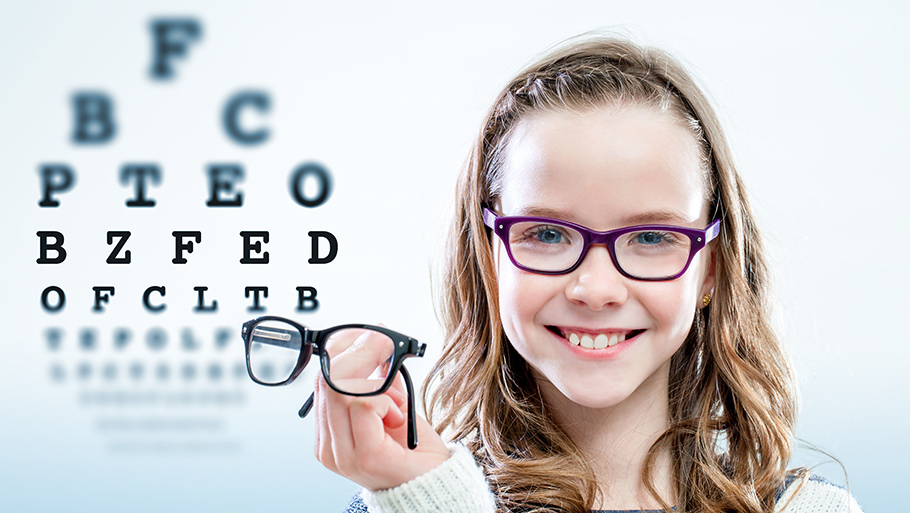 Ребенку лечат офтальмологические патологии очками