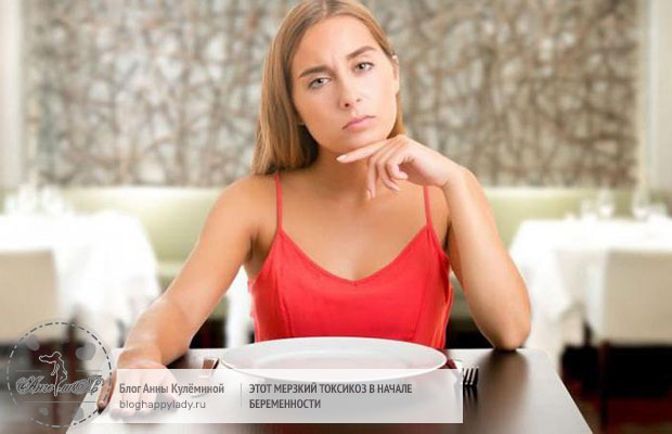 Женщина за столом с тарелкой
