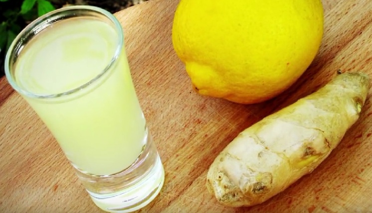Готовиться настойка из имбиря и дольки лимона