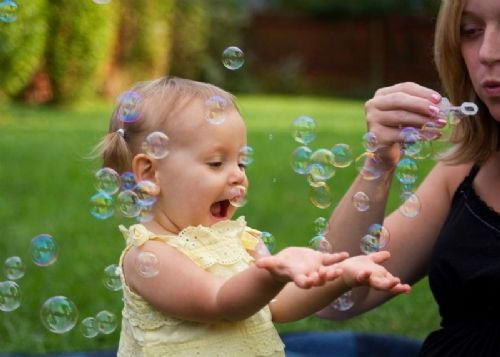 1 год и 10 месяцев - ребенк играет с мыльными пузырями