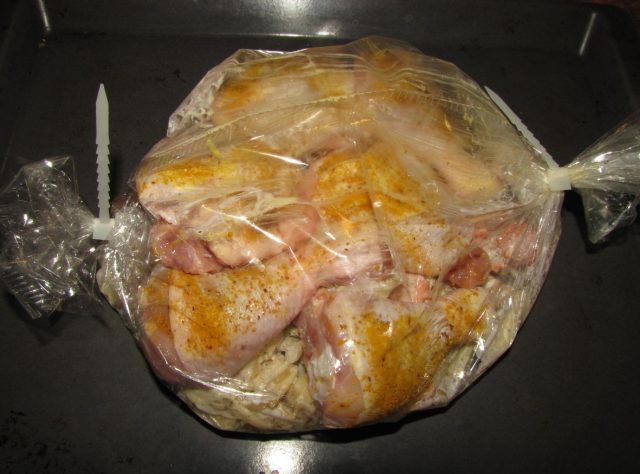 Как быстро приготовить курицу с картошкой в рукаве в духовке