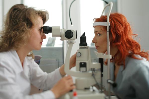 Перед лечением пациент проходит комплексное обследование глаз