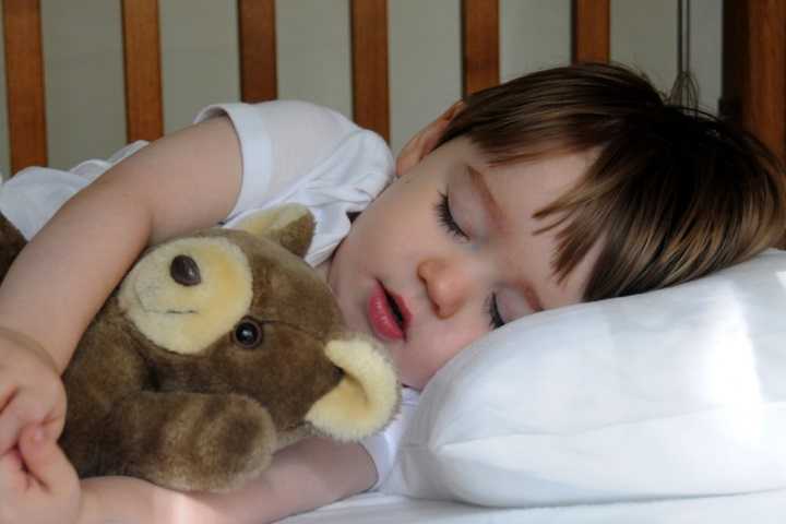 Как правильно укладывать ребенка спать