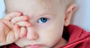 Почему слезятся глаза: причины и способы лечения
