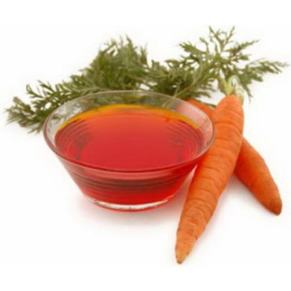 Две морковины и чашка с красной жидкостью