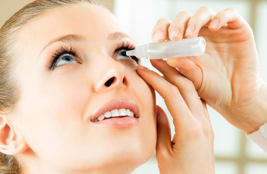 Закапывание лечебной жидкости в глаза