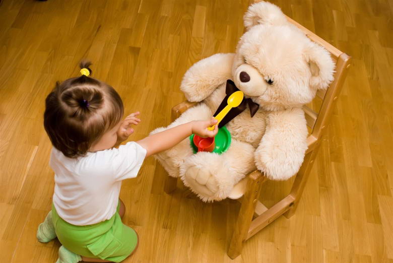 Развитие эмпатии к игрушке у детей в 1 год и 4 месяца