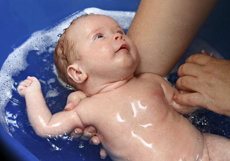 купание с детской косметикой предотвращает сухость кожи новорожденного